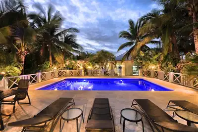Image de Villa de luxe près de la plage, jardins luxuriants, piscine chromatique