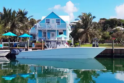 Image de Brand New Cottage Location avec Dock sur le canal Ă Pelican Bay