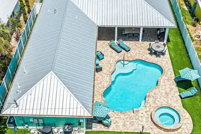 Image de 2800 pieds carrés 4 chambres 4 salles de bain Beachside Home w Piscine chauffée / Spa, Pool Tbl & Golf Cart