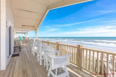 Image de Superbes vues depuis le porche couvert; 4 Br Oceanfront Home - Quelle bénédiction