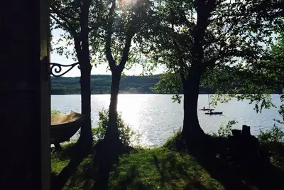 Image de Famille et animal de compagnie Lakefront Sanctuary saisonnier et idéalement situé