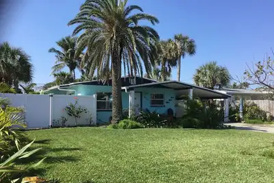 Image de Remise d'automne Blue Palm Beachside Cottage piscine chauffée