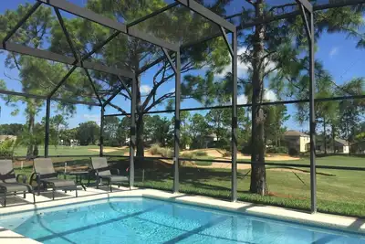 Luxueuse 4 chambres 3 salles de bains Villa. Pont prolongé et la piscine ont une vue fairway.