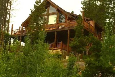 Image de Belle maison en bois rond à Breckenridge Co w / 20+ Ft plancher-plafond Wndows HotTub