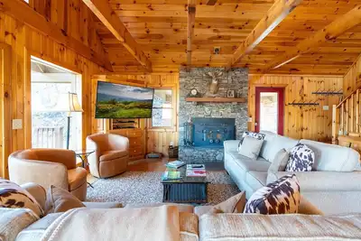 Image de DunRovin-6 Br, 5 1\/2 salles de bain, peut accueillir jusqu'à 15 personnes, bain à remous, Wi-Fi, accès facile