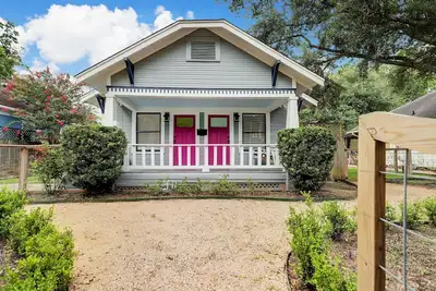 Image de 3/2 Historic Heights Bungalow avec Playfort. Proche du Med Center, Reliant, Downtown.