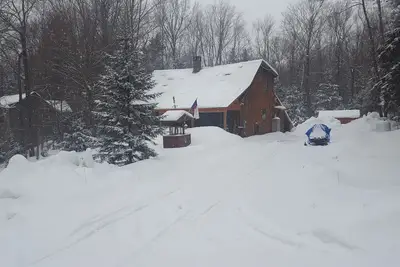 Image de Maison de campagne confortable près du mont Snow avec bain à remous extérieur.