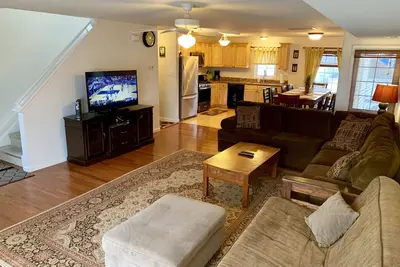 Image de ☀ Énorme ~ Nouveau ~ Luxe ~ Maison de ville à 4 niveaux ~ lit king ~ 2 Chambre des maîtres ~ Piscine ~ WiFI