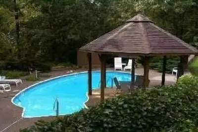 Image de Immense maison Creekside confortable avec piscine proche de tout, rénovée