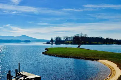 Image de Vue sur le lac et la montagne, plage, kayaks, wifi, piscine, draps / serviettes de bain inclus