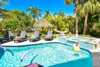 Image de 1999 - 2495 € / sem * - Bord de l’eau / Piscine / Spa / Quai / Sauna / Marches du Golfe / Tiki