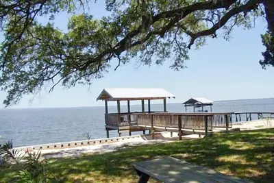 Image de Point tranquille sur la baie. Chien amical.