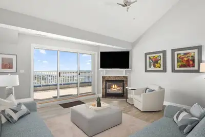 Image de Grand condo au niveau du penthouse sur la promenade avec balcon de 60 'face à l'île Assateague