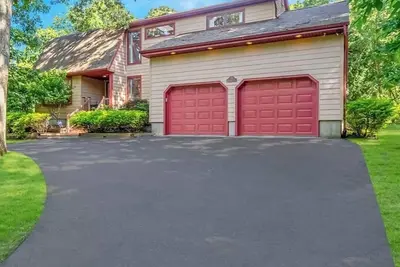 Image de Belle maison de 4 chambres sur une grande propriété dans un espace privé avec piscine.