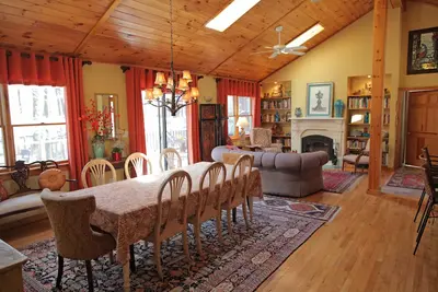 Image de Gracieuse Woodstock Retreat -Walking Distance de la ville