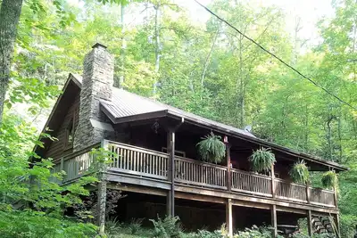 Image de Grande cabane en rondins isolée, à côté du pont naturel \/ des gorges de la rivière Rouge