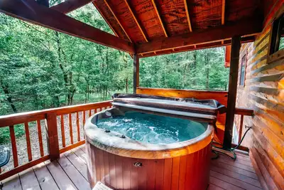 Image de Luxe entièrement approvisionné couples cabine dans un coin tranquille de bois sentiers ruisseau