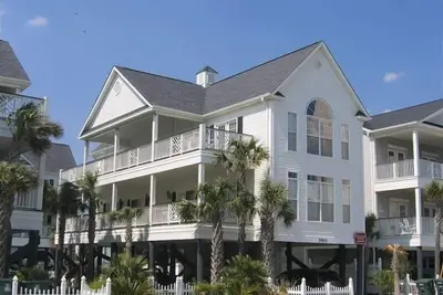 Image de Superbe maison de style Charleston, deuxième rangée avec piscine