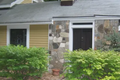 Image de Captivant Artisan maison construite avec des vues spectaculaires de l'eau