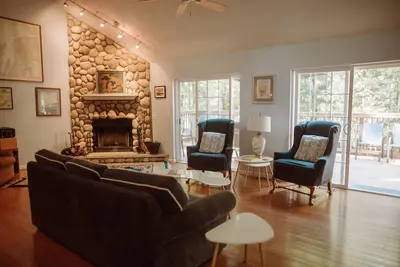 Image de Cedar Point Cottage - Parfait lac Michigan Retreat Prix SPÉCIAL Automne! !
