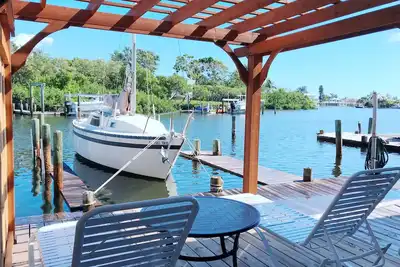 Image de Water Front Sea Waves Cottage avec quai privé, accès à la baie de Bimini