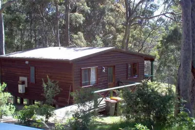 Image de Nutley Cottage- bonheur parmi les gommiers