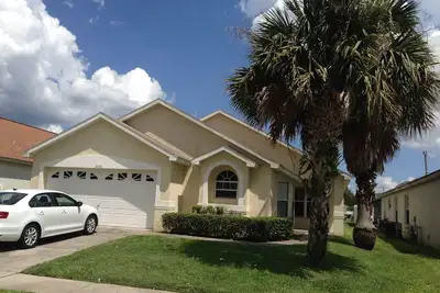Image de Cozy 4 Br / 3 Ba, pool house privé, à 5 km de Disney, Wifi, internet