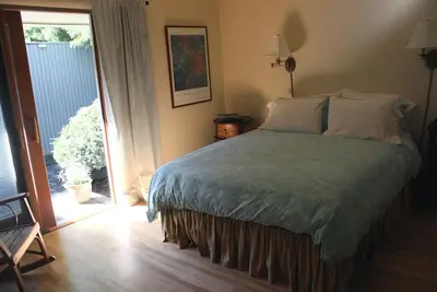 Image de Grande chambre principale avec salle de bains privative et lit king size