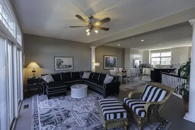 Image de Maison de ville de luxe de 3 étages sur la baie - Récemment rénovée!