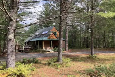 Image de Une cabane de montagne avec un décor occidental au bord du lac Echo / cathédrale.