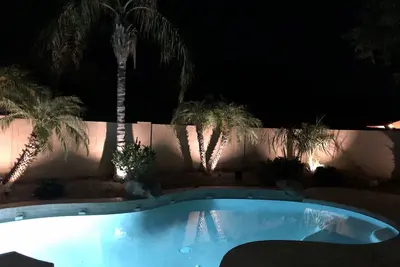 Image de Piscine privée chauffée et spa! 4 ch, 2 sdb belle et spacieuse maison!