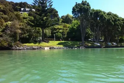 Image de Bord de l'eau chalet, Te Wahapu Bay, Russell.