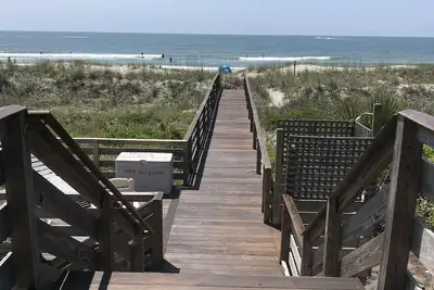 Image de Surveillance des tortues: Courte promenade de 4 pâtés de maisons en ville, mais suffisamment loin pour entendre l'océan chanter!