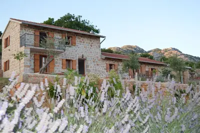 Image de Maison en pierre entière et confortable avec vue imprenable sur la mer et la montagne
