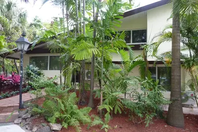 Image de Resort Style Accueil w / jardin tropical / piscine et jacuzzi-promenade à la plage