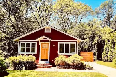 Image de Charmant cottage Mis Ă jour le Hillside Dans Saugatuck