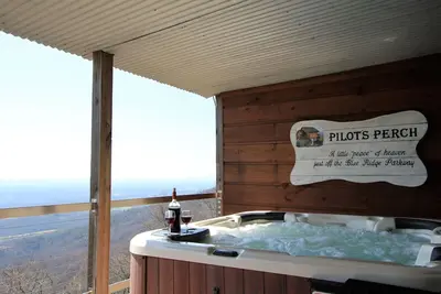 Image de Pilot's Perch ~ Cabane Blue Ridge luxueuse avec vue imprenable depuis le bain à remous