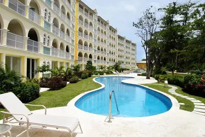 Image de 105 Sapphire Beach Condo (2 chambres \/ 2 salles de bain) sur la plage de Douvres, Barbade.