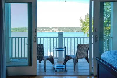 Image de Accueil familial au bord du lac dans le lac Léman! Plage privée, jetée, terrasses et divertissement!