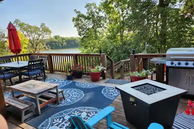 Image de retraite idylliq w bain Ă remous et une vue imprenable sur le fleuve Mississippi