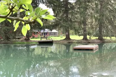 Image de The Game Cabin Ă Rustic River Retreats-escapade viticole amusante!