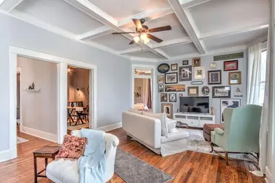Image de Elegant Colonial with Lovely Details & Character!
