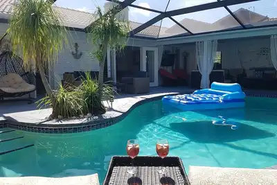 Image de Nouveau sur le marché! Récemment rénové 3br / 2ba avec grande piscine d'eau salée chauffée!