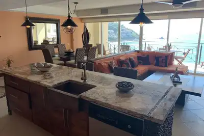 Image de Condo de luxe personnalisé avec vue sur la baie au 10e étage avec Wifi privé