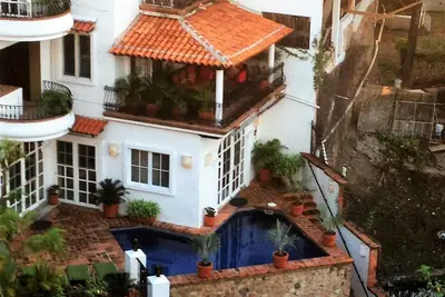 Villa de luxe avec piscine chauffée surplombant la baie, femme de chambre et chef