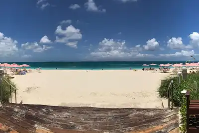 Image de Condo 2 Br Dans La Belle Grace Bay, Ocean Club West Plaza