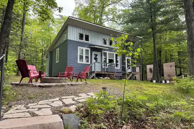 Image de Cottage rustique-moderne 1br au bord du lac pouvant accueillir jusqu'Ă 5 personnes.