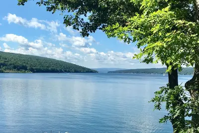 Image de Chalet Lakeside sur un chemin privé par Keuka Lake State Park.
