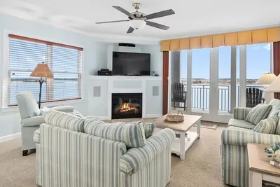 Image de Grand Bayfront Condo Centre-ville à proximité de Boardwalk, Beach, Private Pier pour pêcher Great Veiws