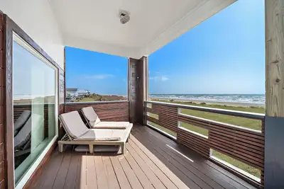 Image de Direct en bord de mer maison de 4 chambres avec vue sur l'océan sans fin de concept ouvert